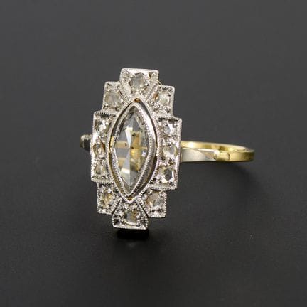 Art déco-Ring mit navetteförmigem Diamanten.  

 
