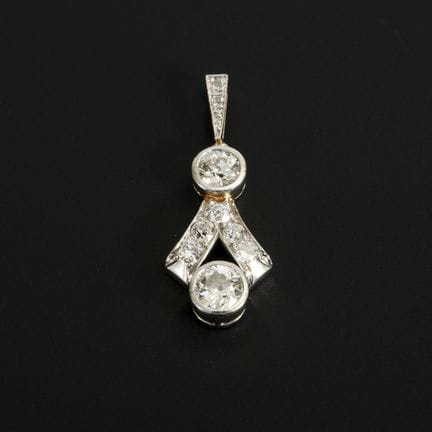 Art déco-Anhänger mit großen Altschliff-Diamanten.