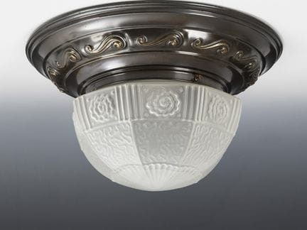 大型吸顶灯。  

约1920/30年代。
 

深色古铜色黄铜，无色磨砂玻璃。采用螺口灯座。直径3