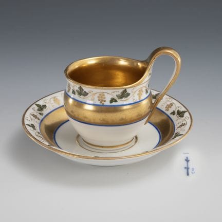 Vitrinentasse mit Weinrebenbordüre. KPM Berlin.  
