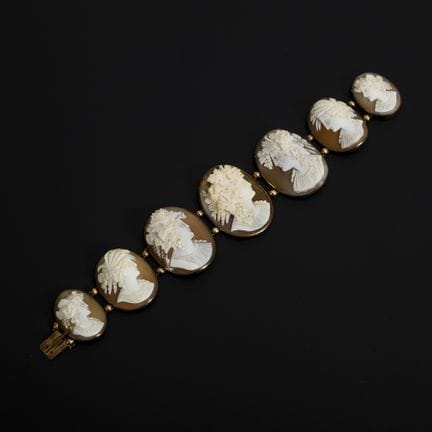 Historisches Armband mit Muschelkameen.  

 
 

Ro