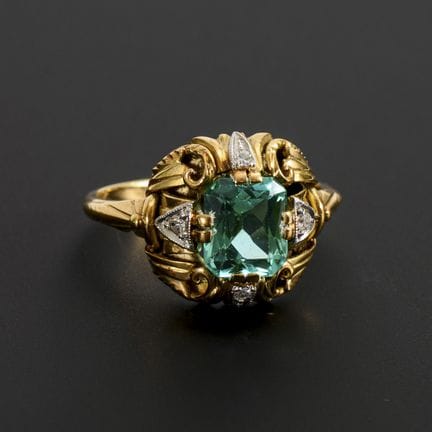 Art déco-Ring mit grünem Farbstein.  
 

 
  
 

 