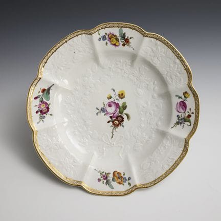 Barocker Teller mit Blumenmalerei. Höchst.  
 

 R
