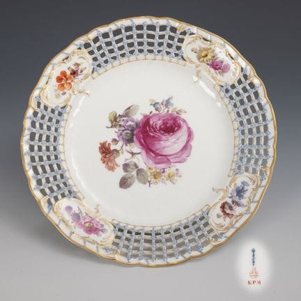 Piatto da dessert con decorazioni floreali. KPM Be