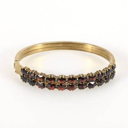 Bracciale vintage con incastonature di granati.  
