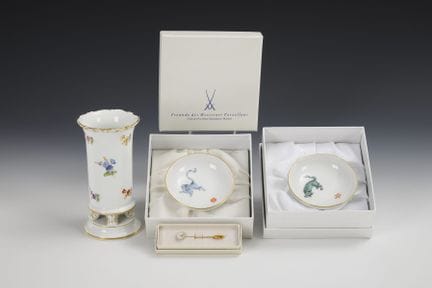 Vase, 2 petits bols et une broche. Meissen.  
 

 