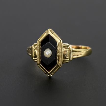 Historischer Ring mit Onyx-Tafel und kleiner Perle
