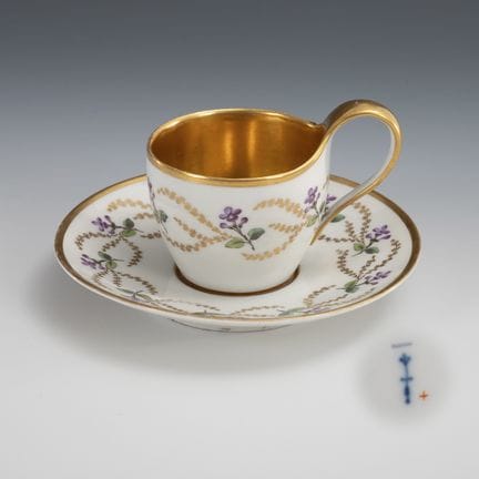 Tazza da vetrina con fiori di violetta. KPM Berlin