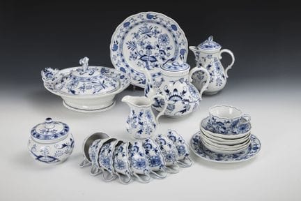 22件洋葱纹餐具。赫滕施泰纳赫。  
 

 蓝标，约1900年。 
  
 

 釉下蓝彩。最高2