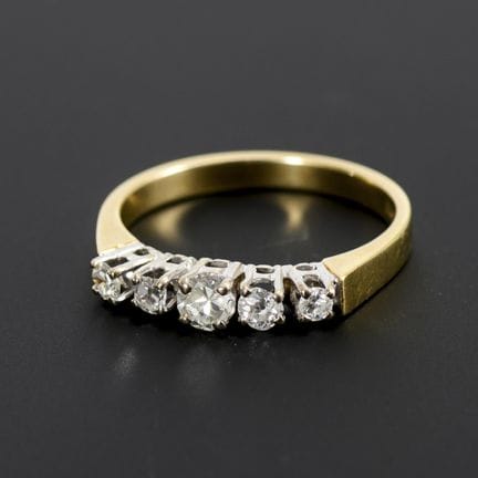 Ring mit 5 Brillanten im Verlauf.  
 

 
  
 

 Ge