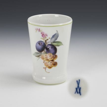 Tazza con decorazione a frutta. Meissen.  
 

 Mar