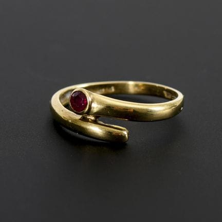 Anello con pietra colorata rossa, probabilmente un