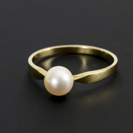 Delicato anello con perla.  
 

 
  
 

 Punzonato