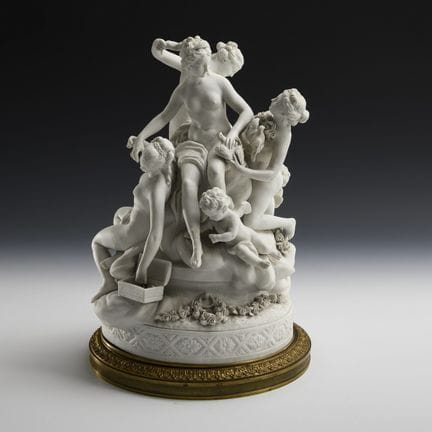 Sculpture en biscuit : Vénus aux toilettes. Sèvres