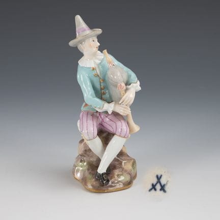 Arlecchino con cornamusa. Meissen.  
 

 Marchio “