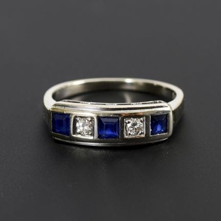 Art déco-Ring mit blauen Farbstein-Carrés, wohl Sa