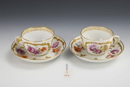 2只绘有花卉图案的大茶杯。柏林KPM。  
 

 权杖标志和红色帝国苹果。 20世纪初。
  
 