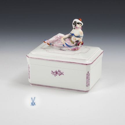 Boîte représentant Pierrette. Meissen.  
 

 Marqu