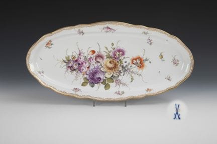 Plat à poisson orné d'un motif floral. Meissen.  
