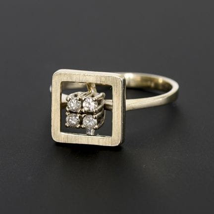 Anello moderno con 4 brillanti.  
 

 
  
 

 Punz