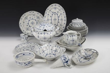 27件饰有干花图案的餐具。劳恩施泰因。  
 

 带有“Rn”小旗标记，约1900年。 
  
 
