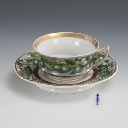 Vitrinentasse mit Orangenblüten. KPM Berlin.  

Ze