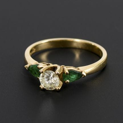 Ring mit Brillant und grünen Farbsteinen, wohl Sma