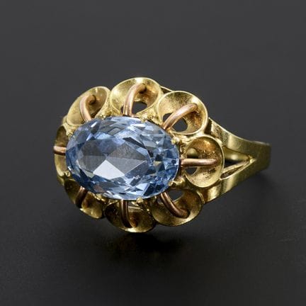 Ring mit blauem Farbstein.  
 

 
  
 

 Stempelun