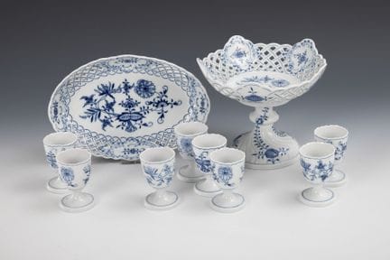 洋葱纹餐桌摆件、碗及8个鸡蛋杯。迈森。  
 

 剑形标志，20世纪下半叶，一级品。 
  
 
