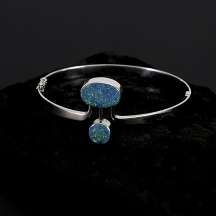 Bracciale con doppiette di opale.  
 

 
  
 

 Pu