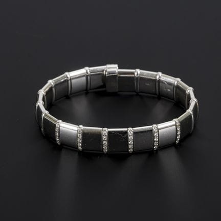Bracciale con barre tempestate di brillanti.  
 

