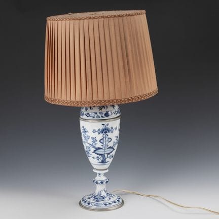 Lampe de table à motif d'oignon. Meissen.  

Épées