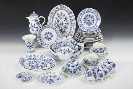一套40件洋葱纹餐具及咖啡套装。迈森。  
 

带有不同剑形标记，1888年前至20世纪下半叶，一