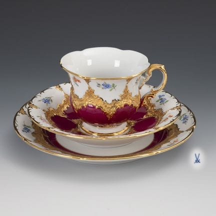 “B型”餐具套装，紫色底色，饰有散落小花图案。迈森。  
 

 剑形标志，1975年年份标记，一级
