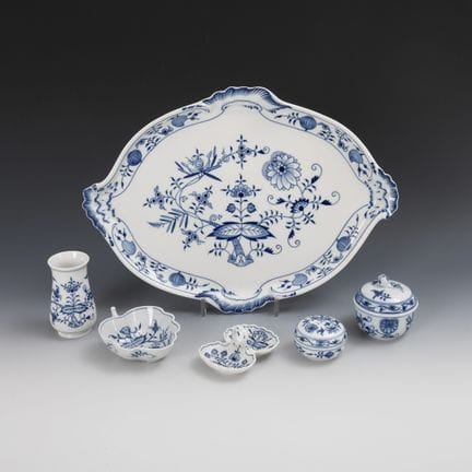 6件洋葱纹瓷器。迈森。  
 

 剑形印记，20世纪下半叶，一级品。 
  
 

 釉下蓝彩。最