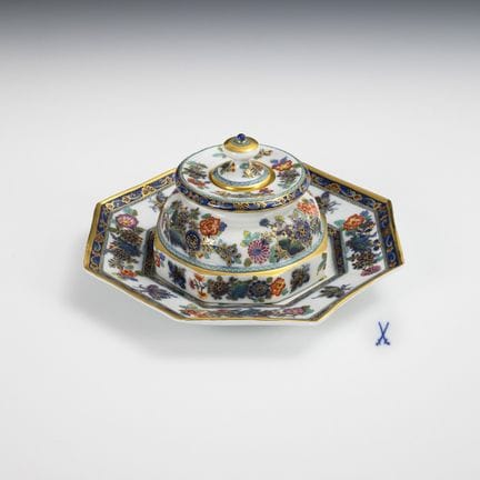 墨具。迈森。  
 

 球形手柄剑，1850年起至1924年，一级品。 
  
 

 釉下蓝彩及