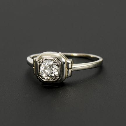 Zarter Art déco-Ring mit Altschliff-Solitär.  

 
