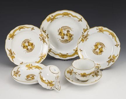2套餐具和1个“黄龙”图案的盘子。迈森。  
 

 剑形标记，20世纪下半叶，4道磨痕。 
  
