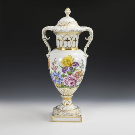 Grand vase à couvercle orné de motifs floraux. Pot