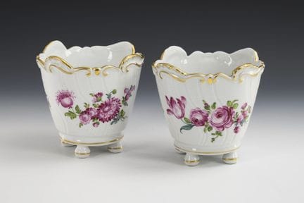 2 cache-pots décorés de motifs floraux. Potschappe