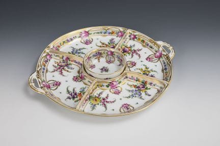 Cabaret avec motifs floraux. Richard Klemm.  

Mar