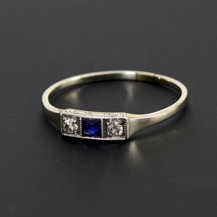 Art déco-Ring mit Trilogie aus einem blauen Farbst