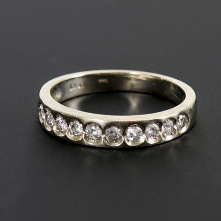 Anello a fascia con incastonatura di brillanti.  
