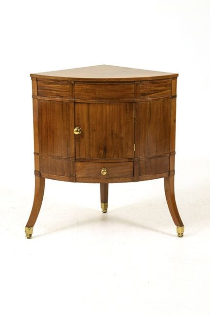 Élégante demi-armoire de style Biedermeier.  
 

 
