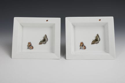 2 coupes ornées de papillons. Meissen.  
 

 Marqu