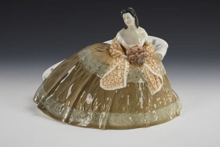 Grande figurine Art nouveau : dame assise en crino