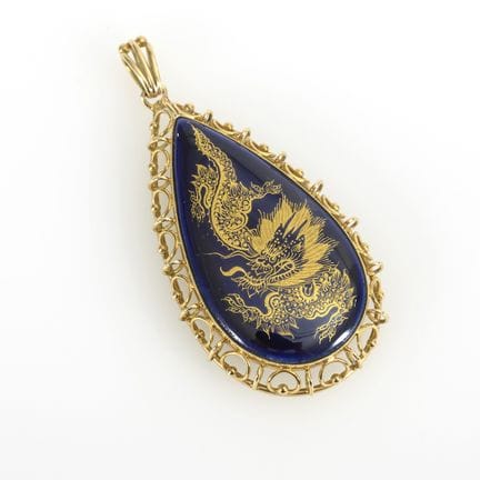 Porzellananhänger mit Drachendarstellung. Meissen.