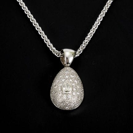 Ciondolo con un grande diamante a forma di goccia 