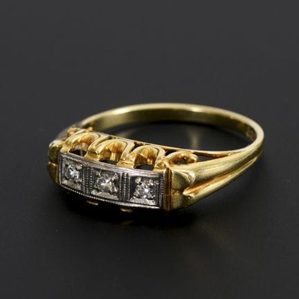 Art déco-Ring mit 3 Diamanten.  
 

 
  
 

 Gelb-
