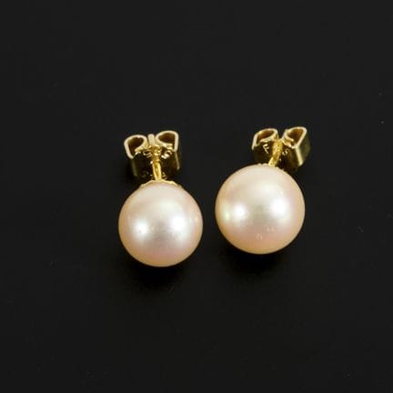 Coppia di orecchini a bottone con perle.  
 

 
  